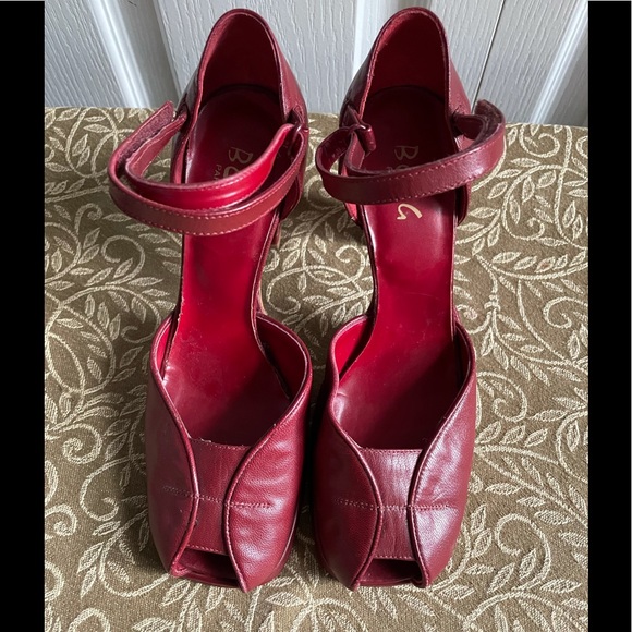 BCBG Shoes - BCBG vintage Heels